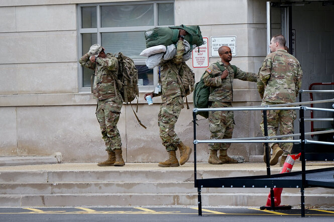 Mitglieder der US-Nationalgarde stehen vor einem Gebäude
