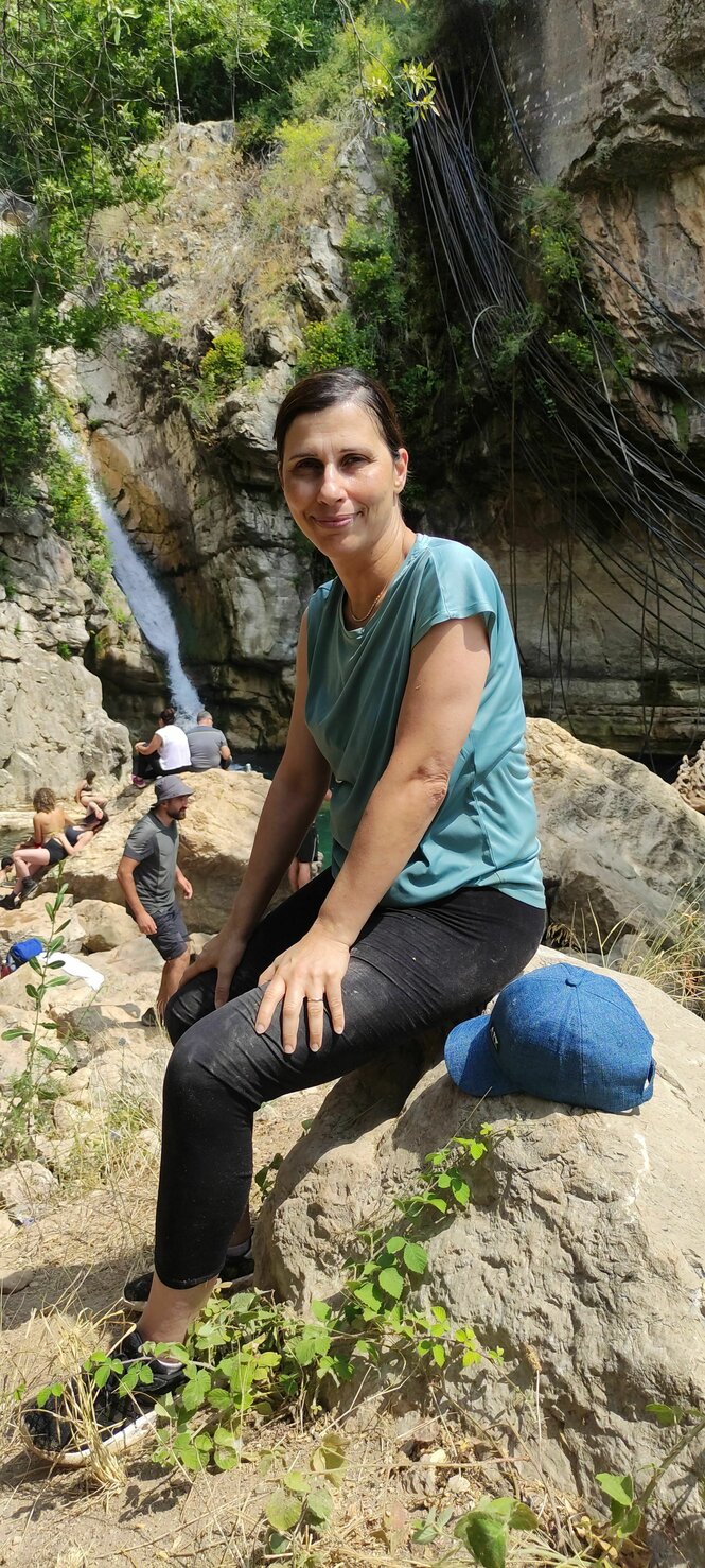 Eine Frau sitzt auf einem Felsen