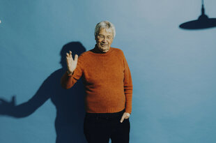 Gerhard Polt gestikuliert.