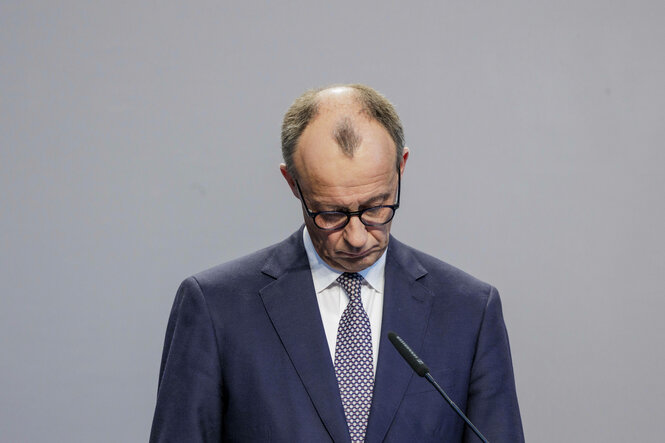 Friedrich Merz, Unions-Kanzlerkandidat und CDU-Bundesvorsitzender, schaut bedröppelt nach unten