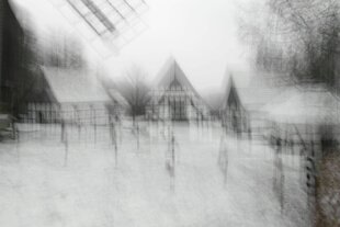 Fachwerkhäuser im Schnee, das Foto ist schwarz weiß und unscharf