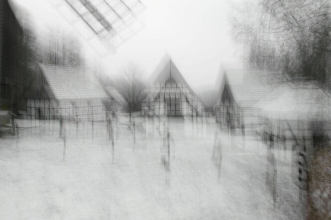 Fachwerkhäuser im Schnee, das Foto ist schwarz weiß und unscharf