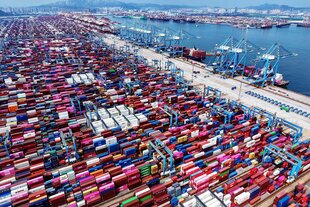sehr viele Kräne laden tausende von Containern und entladen sie von Schiffen in einem Containerterminal
