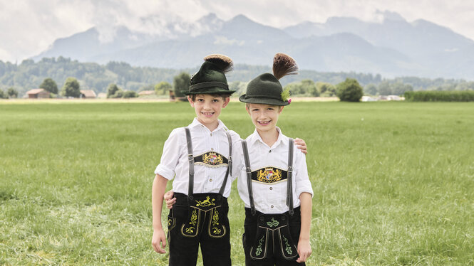 Porträt von zwei Kindern in Trachten.