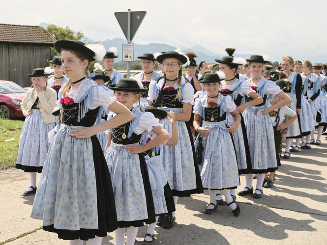 Ein Gruppe von Personen in Trachten.