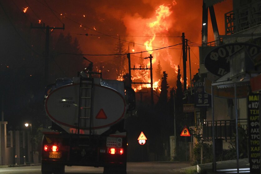 Bei einem Waldbrand im Dorf Kaminia in der Nähe von Patras schlagen Flammen aus einem Wald.