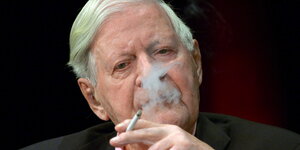 Helmut Schmidt raucht eine Zigarette