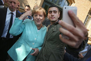 Angela Merkel und Anas Modamani beim Selfiemachen.
