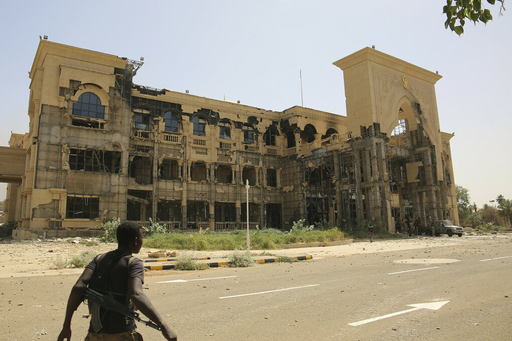 Ein Soldat geht in Khartum vor dem Präsidentenpalast entlang, nachdem dieser von der sudanesischen Armee übernommen wurde.