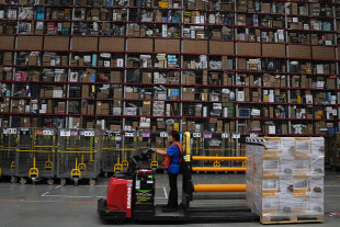 Ein Arbeiter bewegt Waren in Amazons Lagerhaus in Tepotzotlán, Bundesstaat Mexiko.