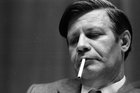 Helmut Schmidt auf einer schwarz-weiß Aufnahme, Zigarette im Mund