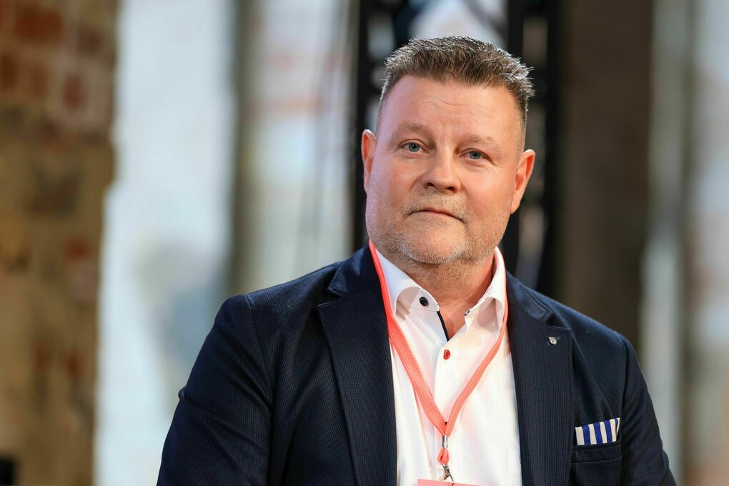 Markus Kurze, Mann in seinen 50er, mit Kurzhaarschnitt, der oben etwas länger ist, und skeptischem abschwätzigem Blick