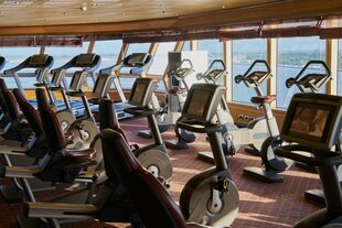 Fitnesstudio mit zahlreichen Spinningmaschinen