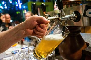 In einer Gaststätte wird ein Bier gezapft