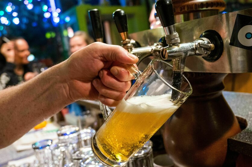 In einer Gaststätte wird ein Bier gezapft