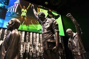 Eine Skulptur von Tommie Smith, John Carlos und dem Australier Peter Norman, die bei den Olympischen Spielen 1968 protestierten, als Teil der Sportausstellung im Smithsonian National Museum of African American History and Culture.