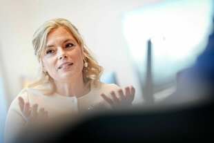Julia Klöckner die schulterzucken und die Hände fragend hebend