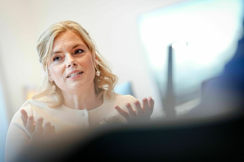 Julia Klöckner die schulterzucken und die Hände fragend hebend