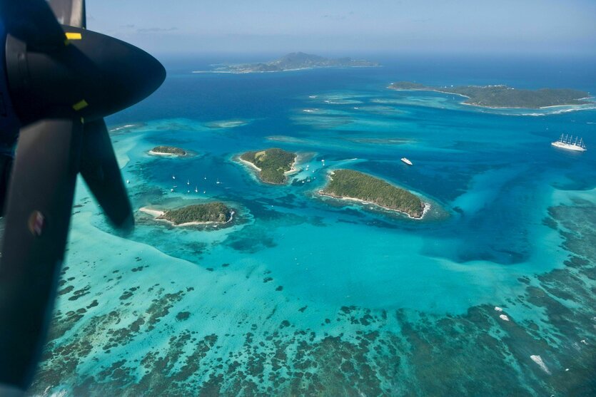 Blick aus dem Flugzeug auf Tobago Cays und Mayreau