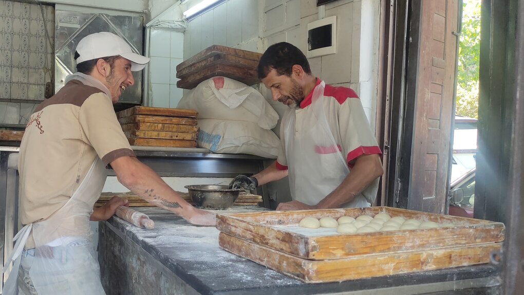 Zwei Männer arbeiten in einer Bäckerei
