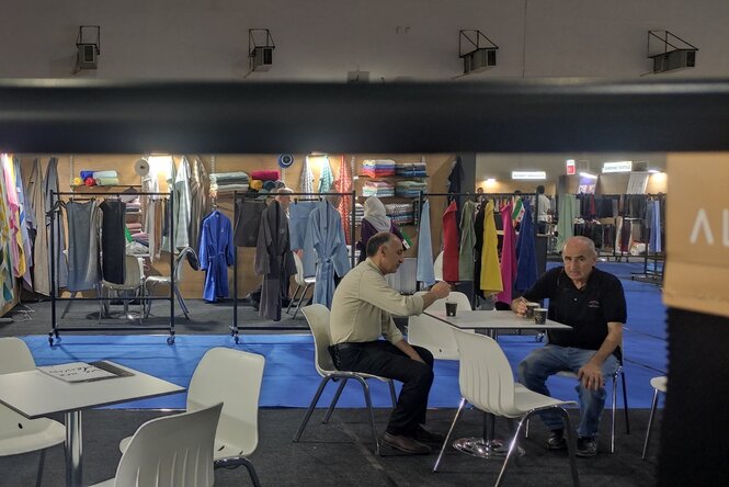 Türkische Textilmesse in Damaksus: Zwei Männer sitzen an einem Tisch und trinken Tee