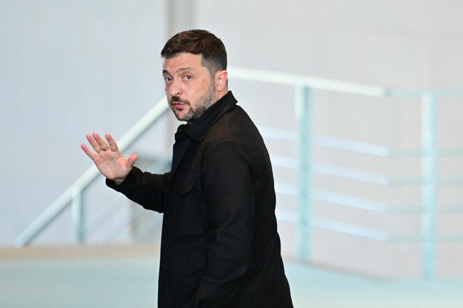 Wolodymyr Selenskyj nach einem Statement mit Kanzler Merz, er winkt zum Abschied, halb gedreht