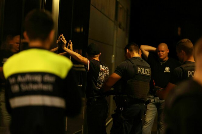 Neonazis in einer Polizeimaßnahme