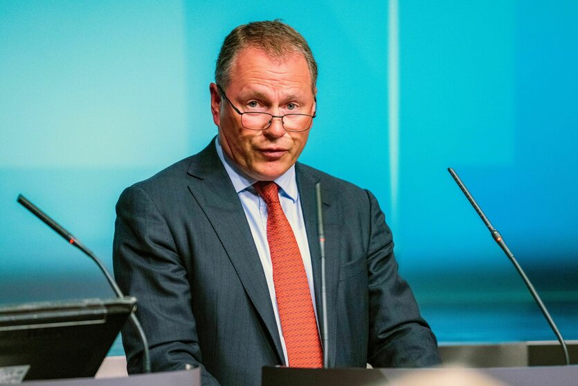 Nicolai Tangen, Mann mit Brille mittleren Alters, schaut uns skeptisch an