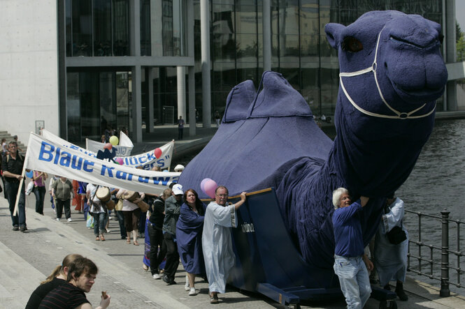 Mitglieder des Vereins Blaue Karawane demonstrieren am Dienstag (14.07.2009) gegen den Abbau des Sozialstaates in Berlin. Die Gruppe setzt sich seit den 1980er Jahren für die Interessen von Minderheiten ein. Das blaue Kamel ist ein Symbol für ausgegrenzte Menschen.
