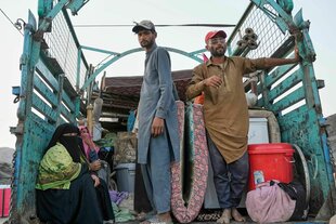Zurückgeführte afghanische Flüchtlinge kommen nach Überquerung der pakistanisch-afghanischen Grenze in einem Lager an