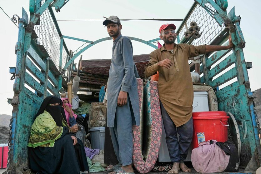 Zurückgeführte afghanische Flüchtlinge kommen nach Überquerung der pakistanisch-afghanischen Grenze in einem Lager an