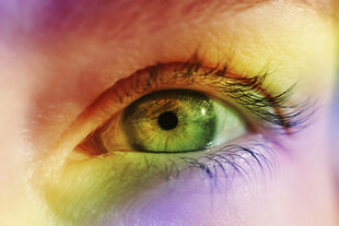 Nahaufnahme eines Auges mit Regenbogenstreiflicht