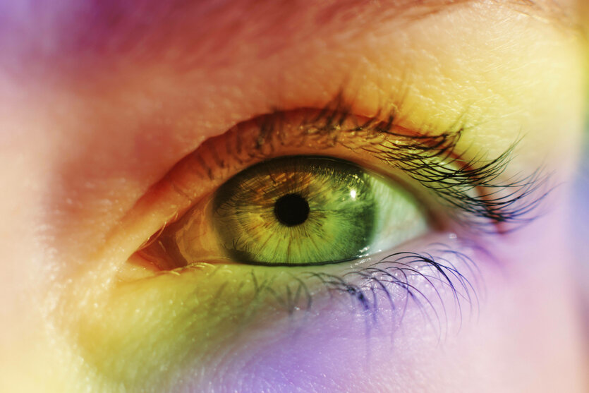 Nahaufnahme eines Auges mit Regenbogenstreiflicht