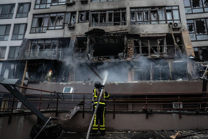 Ukrainischer Feuerwehrmann löscht das Feuer in einem Wohnblock nach einem nächtlichen Drohnenangriff