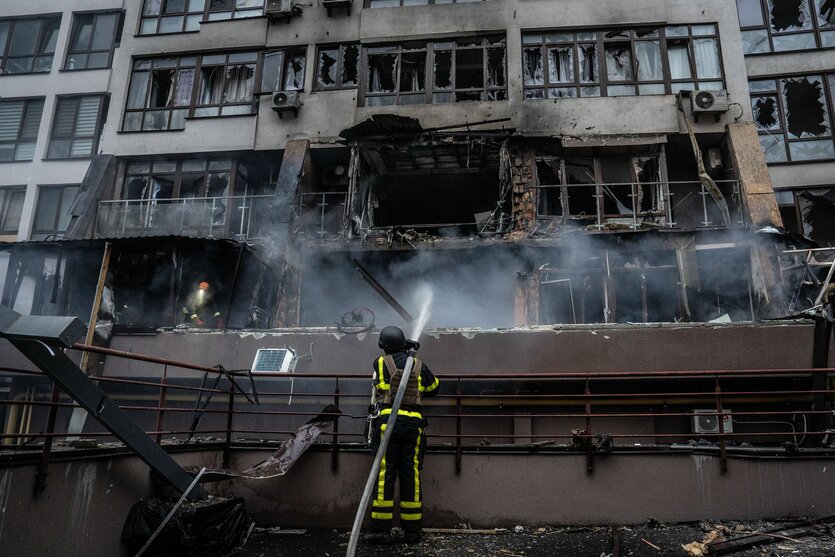 Ukrainischer Feuerwehrmann löscht das Feuer in einem Wohnblock nach einem nächtlichen Drohnenangriff