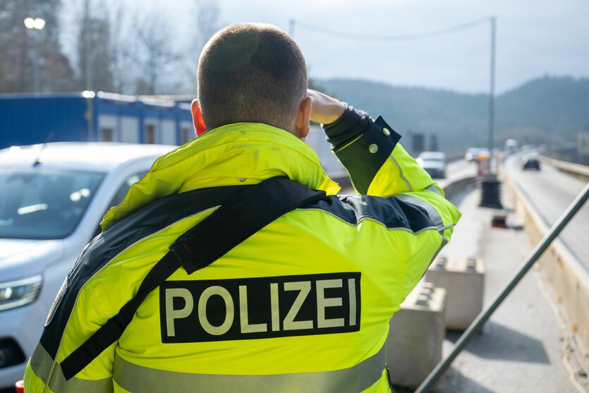 Ein Bundespolizisten hält auf der Autobahn A64 bei Trier Ausschau nach verdächtigen Fahrzeugen und Insassen.