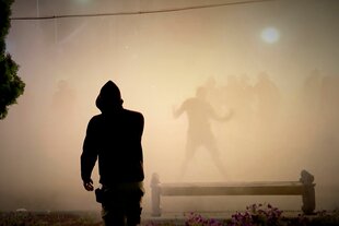 Videostandbild von N1 Serbie zeigt ohne Ortsangabe mutmaßlich nächtliche Zusammenstöße zwischen Regierungsgegnern und -anhängern am Dienstag