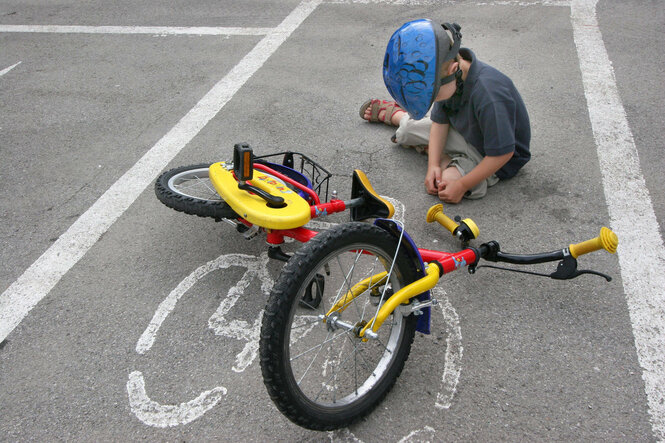 Gestürztes Kind mit Fahrrad