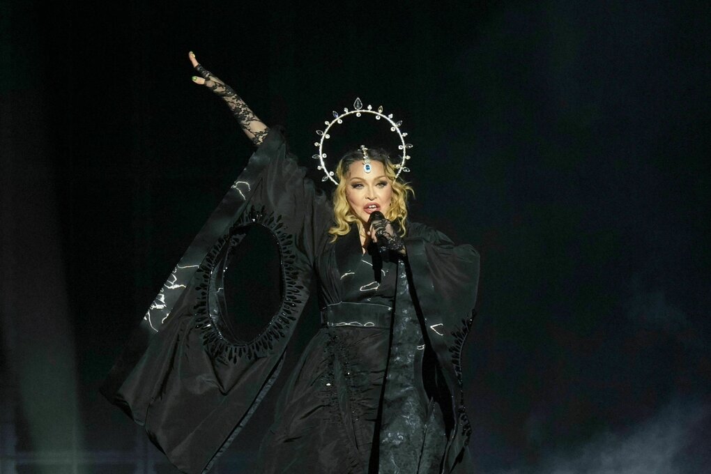 Madonna performat in schwarem Kleid mit Kranz auf dem Kopf