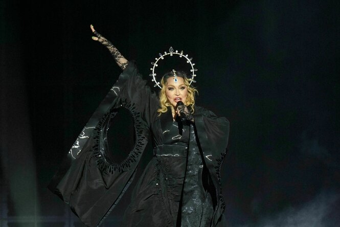 Madonna performat in schwarem Kleid mit Kranz auf dem Kopf