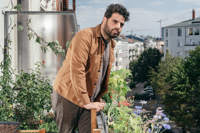 Porträt von Ahmad Katlesh auf seinem Balkon.