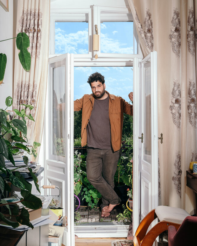Porträt von Ahmad Katlesh in seiner Wohnung.