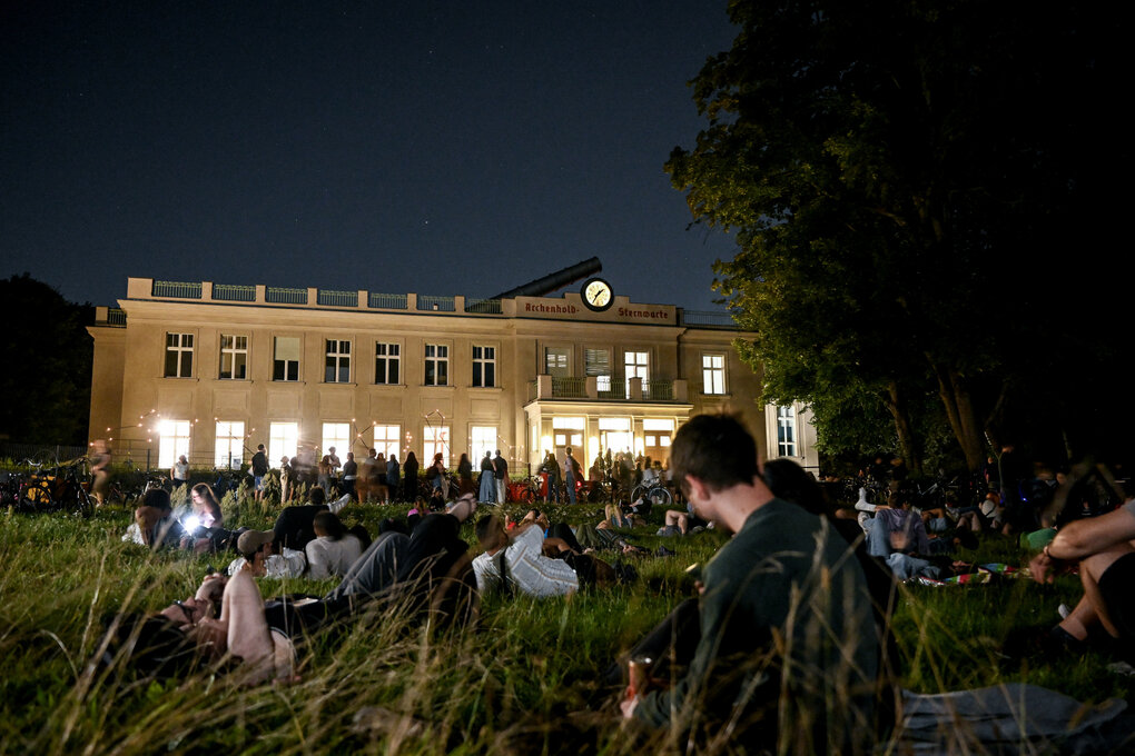 Besucher warten auf Einlass in die Archenhold-Sternwarte zur Sternschnuppennacht zum Höhepunkt des Perseiden-Meteorstroms
