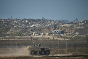 Ein APC der israelischen Armee bewegt sich entlang der Grenze des Gazastreifens im Süden Israels