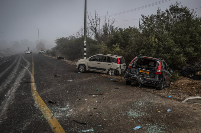 erstörte Autos in der Nähe der Polizeistation in Sderot nach den Angriffen islamistischer Hamas-Kämpfer am 7. Oktober 2023.