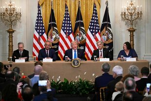 US-Präsident Donald Trump spricht bei einer Veranstaltung zur Förderung seines Vorschlags, den Zugang der Amerikaner zu ihren Krankenakten zu verbessern. Neben Trump sitzen David Sacks, Robert F. Kennedy Jr., Mehmet Oz und Amy Gleason