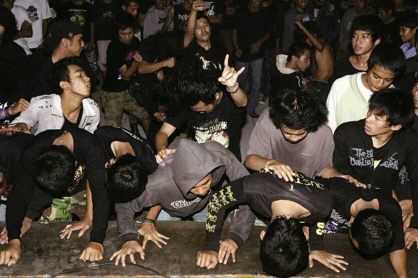 Indonesische Metal-Fans bei einem Konzert