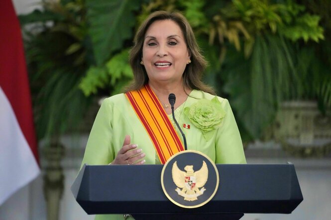 Die peruanische Präsidentin Dina Boluarte spricht während einer Pressekonferenz