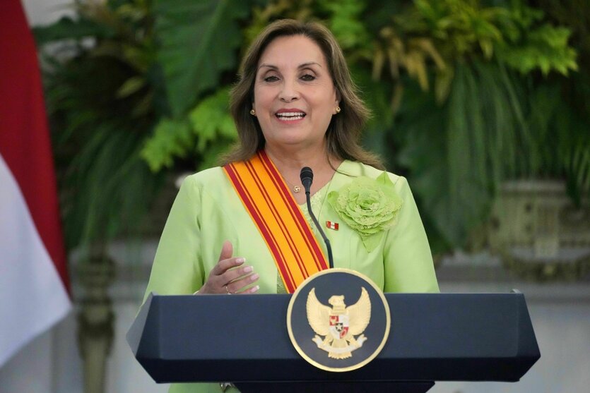 Die peruanische Präsidentin Dina Boluarte spricht während einer Pressekonferenz