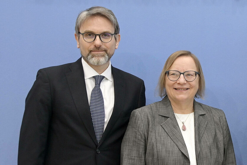 Ein Mann und eine Frau stehen nebeneinander